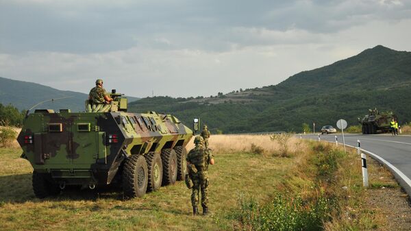 Quân đội Serbia và xe bọc thép gần con đường giữa làng Raska và trạm kiểm soát Yarine tại ranh giới hành chính giữa miền trung Serbia và miền bắc Kosovo và Metohija - Sputnik Việt Nam