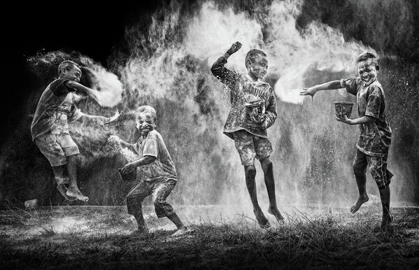 «Flour War» (Chiến tranh bột mì) được chụp bởi nhiếp ảnh gia người Indonesia Muhammad Alamsyah Rauf, người đã giành vị trí số 1 trong hạng mục «Đen trắng» của cuộc thi HIPA’S 11th season &#x27;Nature&#x27;. - Sputnik Việt Nam