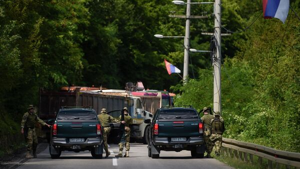 Các binh sĩ NATO phục vụ ở Kosovo tuần tra gần một rào chắn trên đường do những người sắc tộc Serb dựng lên - Sputnik Việt Nam