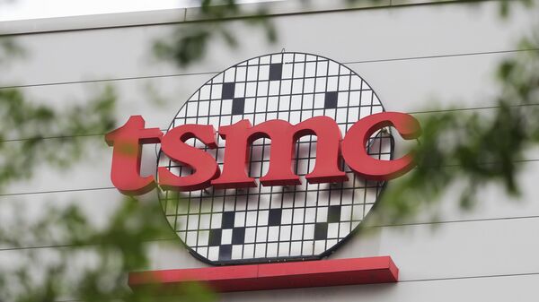 Logo TSMC trên tòa nhà trụ sở chính tại thành phố Tân Trúc, Đài Loan - Sputnik Việt Nam