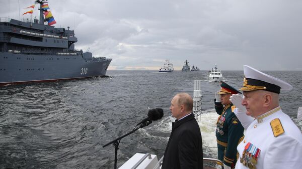 Tổng thống Nga Putin đón Lễ duyệt binh Hải quân chính - Sputnik Việt Nam