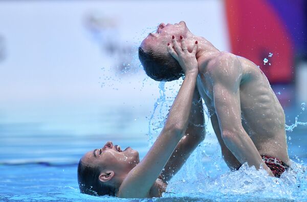 Vận động viên của đội tuyển quốc gia Nga Maya Gurbanberdiyeva và Alexander Maltsev biểu diễn kỹ thuật tại cuộc thi bơi đồng bộ cặp đôi hỗn hợp tại Thế vận hội Hữu nghị ở Kazan. - Sputnik Việt Nam