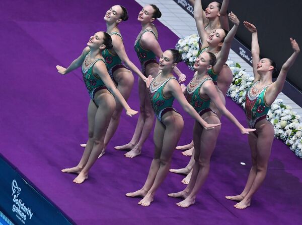 Vận động viên của đội tuyển quốc gia Nga thi đấu nhóm bơi đồng bộ nữ tranh cúp tại Thế vận hội Hữu nghị tại Kazan. - Sputnik Việt Nam