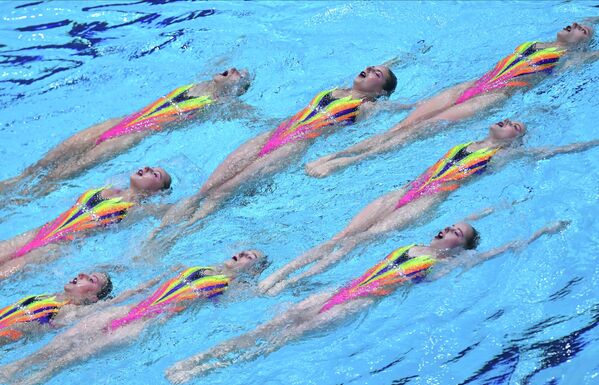 Vận động viên của đội tuyển Belarus tham gia thi đấu nhóm bơi đồng bộ nữ tranh tài tại Thế vận hội Hữu nghị tại Kazan. - Sputnik Việt Nam