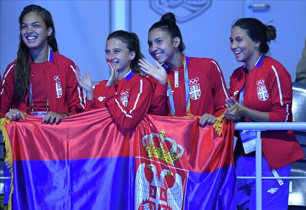 Các nữ vận động viên Serbia cổ vũ cho màn bơi đồng bộ cặp đôi trong chương trình biểu diễn kỹ thuật tại cuộc thi bơi đồng bộ tại Thế vận hội Hữu nghị ở Kazan. - Sputnik Việt Nam