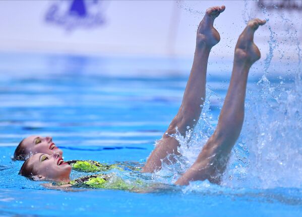 Các nữ vận động viên đội tuyển quốc gia Nga Varvara Subbotina và Svetlana Kolesnichenko t thực hiện phần thi kỹ thuật bơi đồng bộ cặp đôi tại Thế vận hội Hữu nghị ở Kazan. - Sputnik Việt Nam