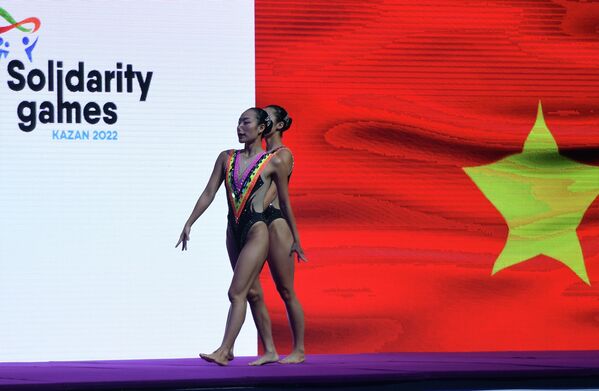 Các nữ cầu thủ của đội tuyển Việt Nam thực hiện phần thi kỹ thuật bơi đồng bộ cặp đôi tại Thế vận hội Hữu nghị ở Kazan. - Sputnik Việt Nam