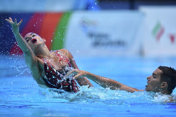 Các nữ vận động viên của đội tuyển quốc gia Serbia Elena Kontich và Ivan Martinovic biểu diễn bài thi kỹ thuật tại cuộc thi bơi đồng bộ cặp đôi hỗn hợp tại Thế vận hội Hữu nghị ở Kazan. - Sputnik Việt Nam