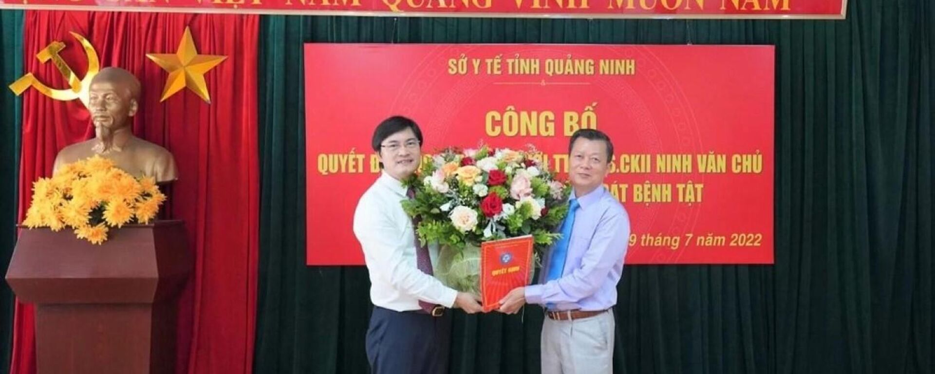 Ông Nguyễn Trọng Diện, Giám đốc Sở Y tế đã trao quyết định nghỉ hưu theo chế độ cho ông Ninh Văn Chủ - Sputnik Việt Nam, 1920, 02.08.2022