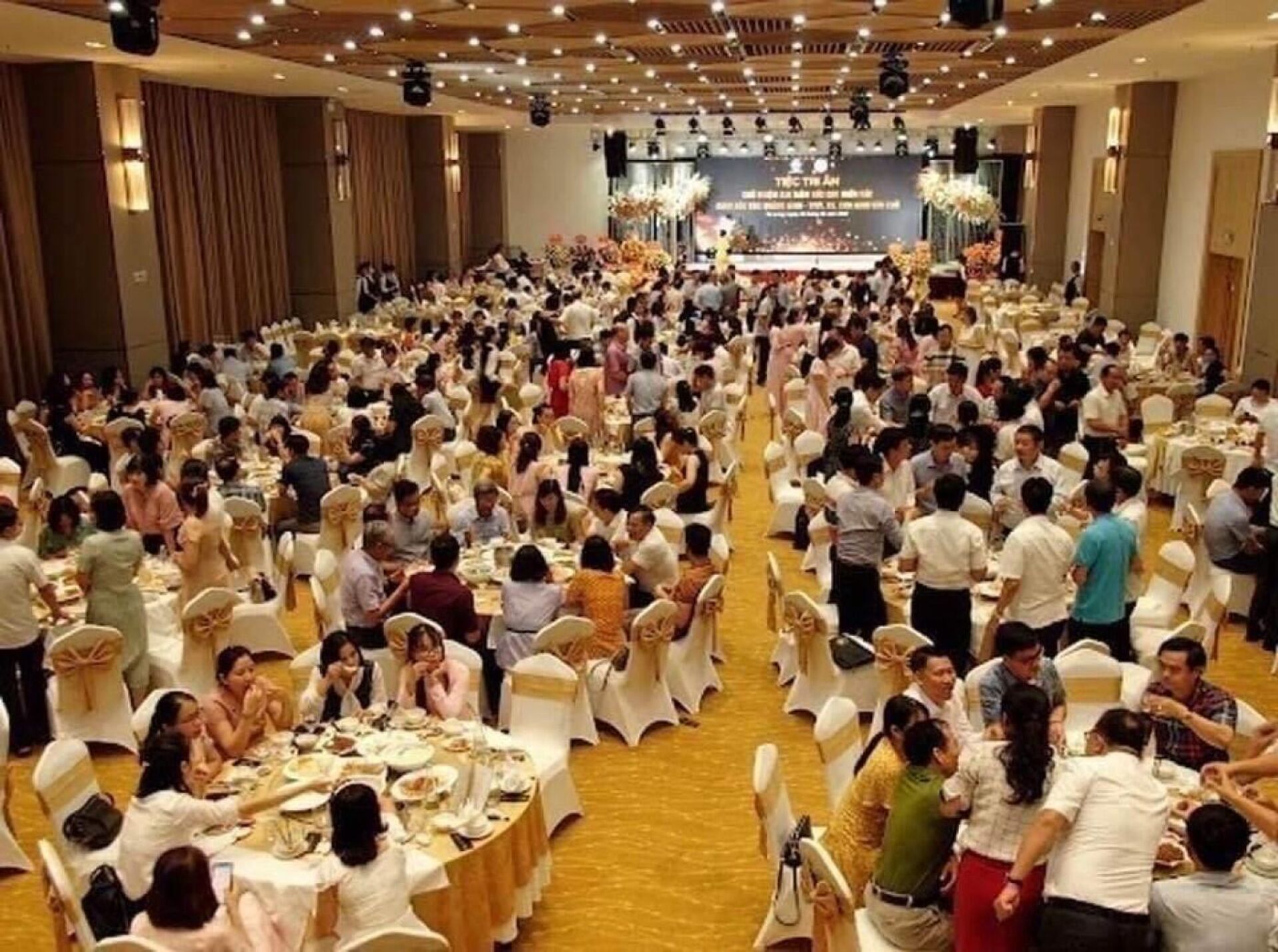 Bữa tiệc tri ân hoành tráng được tổ chức dành riêng cho vị Giám đốc CDC Quảng Ninh tại một khách sạn nổi tiếng trên địa bàn TP Hạ Long - Sputnik Việt Nam, 1920, 02.08.2022