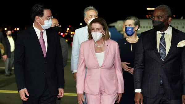 Chủ tịch Hạ viện Hoa Kỳ Nancy Pelosi tại sân bay Tùng Sơn ở Đài Bắc - Sputnik Việt Nam