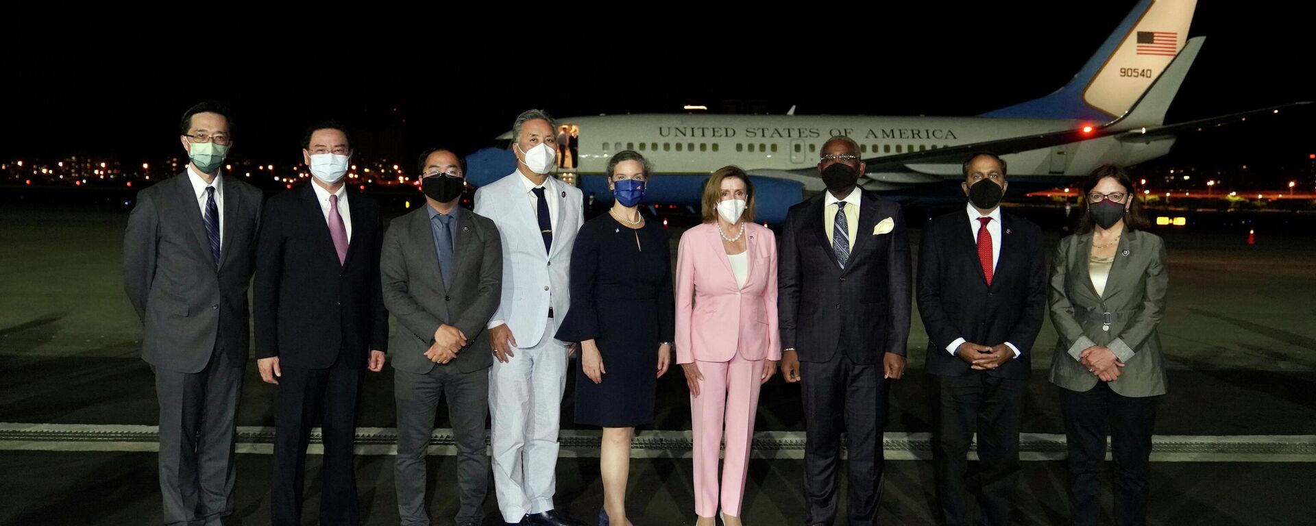 Chủ tịch Hạ viện Hoa Kỳ Nancy Pelosi tại sân bay Tùng Sơn ở Đài Bắc - Sputnik Việt Nam, 1920, 04.08.2022