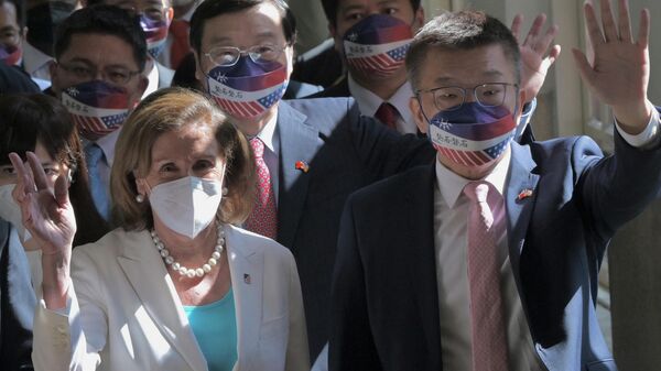 Chủ tịch Hạ viện Hoa Kỳ Nancy Pelosi và Phó Chủ tịch Nghị viện Đài Loan Tsai Chi-chang vẫy tay chào các phóng viên khi đến Viện Lập pháp ở Đài Bắc ngày 3 tháng 8 năm 2022 - Sputnik Việt Nam