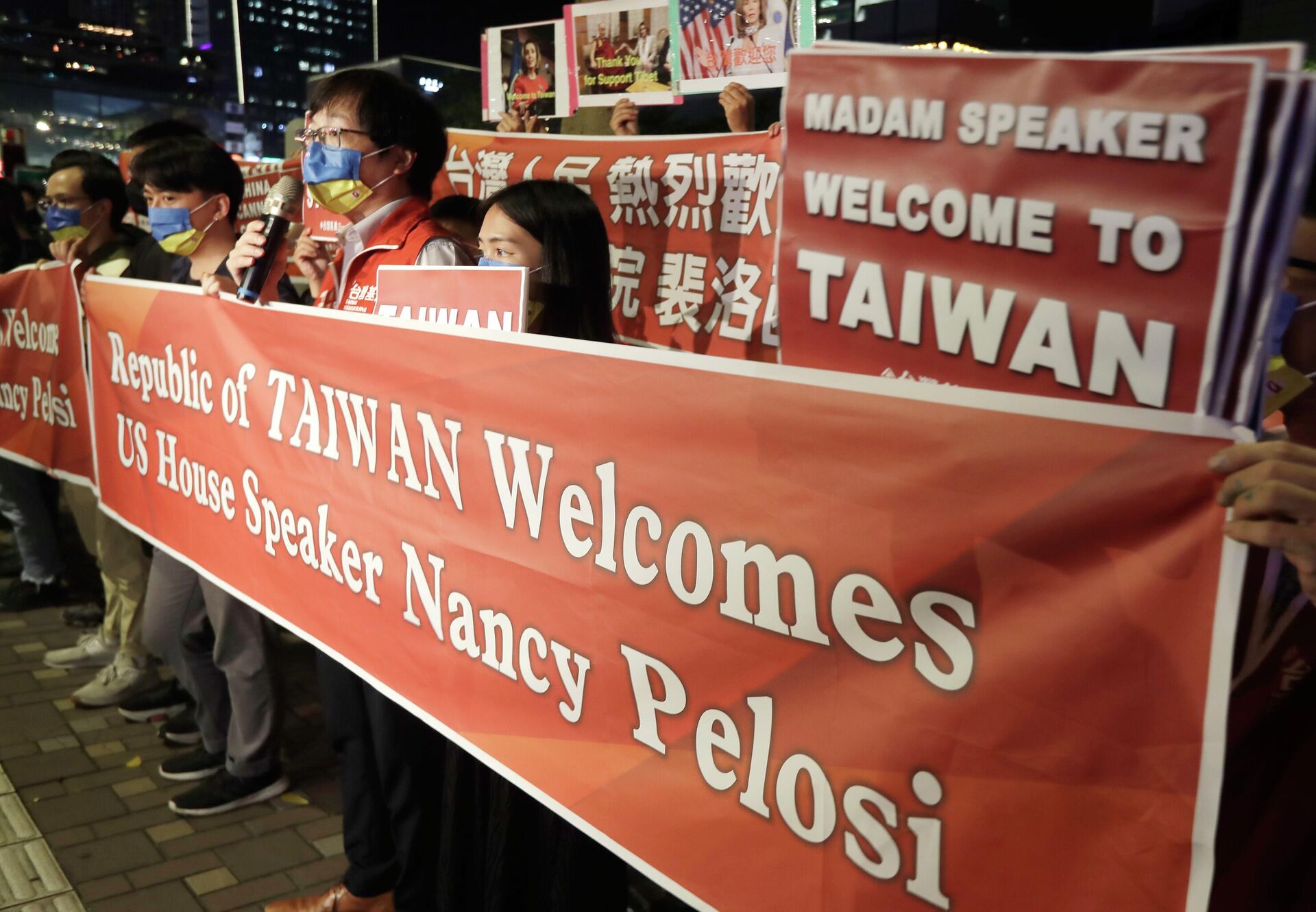 Những người ủng hộ cầm biểu ngữ bên ngoài khách sạn nơi Chủ tịch Hạ viện Hoa Kỳ Nancy Pelosi lưu trú, Đài Bắc, Đài Loan - Sputnik Việt Nam, 1920, 03.08.2022
