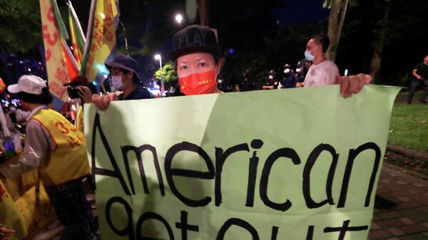 Một người biểu tình cầm biểu ngữ trong cuộc biểu tình phản đối chuyến thăm của Chủ tịch Hạ viện Hoa Kỳ Nancy Pelosi bên ngoài một khách sạn ở Đài Bắc, Đài Loan - Sputnik Việt Nam