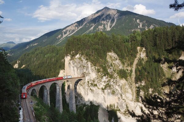 Chuyến tàu hỏa Rhaetian trên Cầu cạn Landwasser ở Thụy Sĩ. - Sputnik Việt Nam