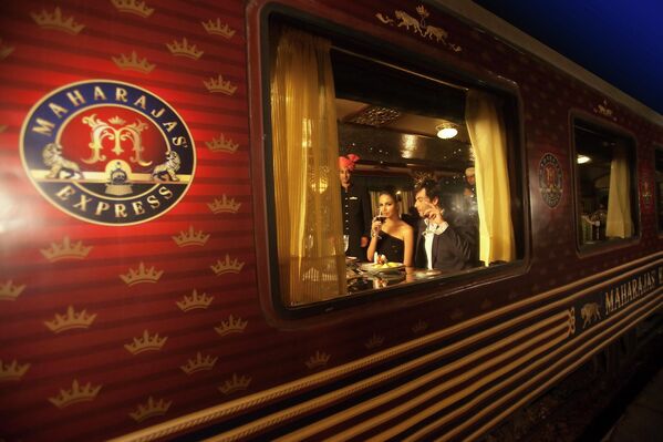Hành khách trên chuyến tàu cao cấp Maharajas &#x27;Express Premium, Ấn Độ. - Sputnik Việt Nam