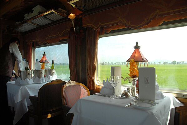 Nhà hàng trên tàu tốc hành Eastern and Oriental Express từ Bangkok đến Singapore. - Sputnik Việt Nam