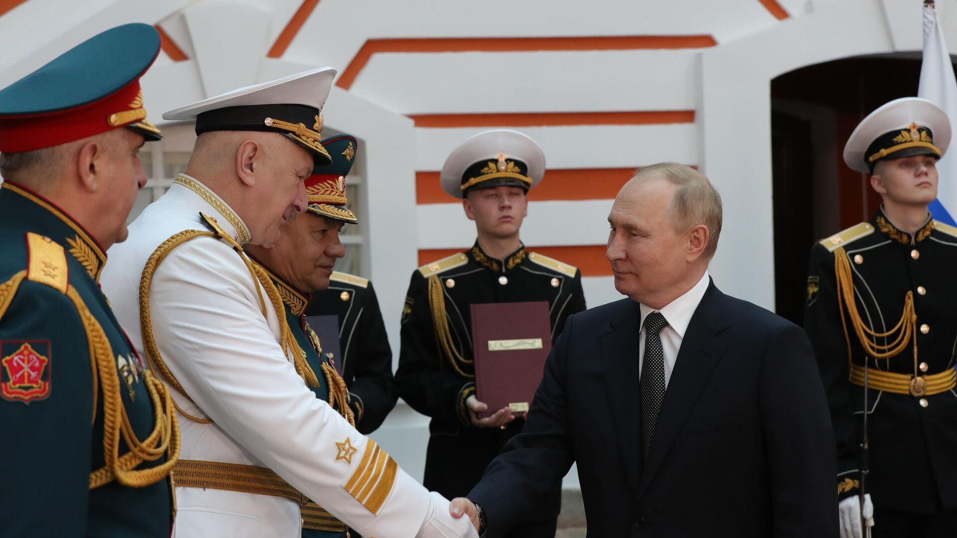 Tổng thống Nga Vladimir Putin đã ký phê chuẩn Học thuyết mới về Biển và Hải quân và Điều lệ tàu của Hải quân Nga tại thành phố Saint Petersburg - Sputnik Việt Nam, 1920, 03.08.2022