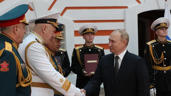 Tổng thống Nga Vladimir Putin đã ký phê chuẩn Học thuyết mới về Biển và Hải quân và Điều lệ tàu của Hải quân Nga tại thành phố Saint Petersburg - Sputnik Việt Nam