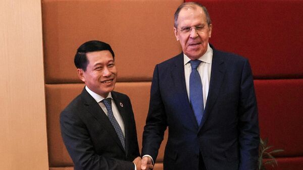 Ngoại trưởng Nga Sergei Lavrov và Ngoại trưởng Lào Salensai Kommasit tại cuộc gặp ở Phnom Penh - Sputnik Việt Nam