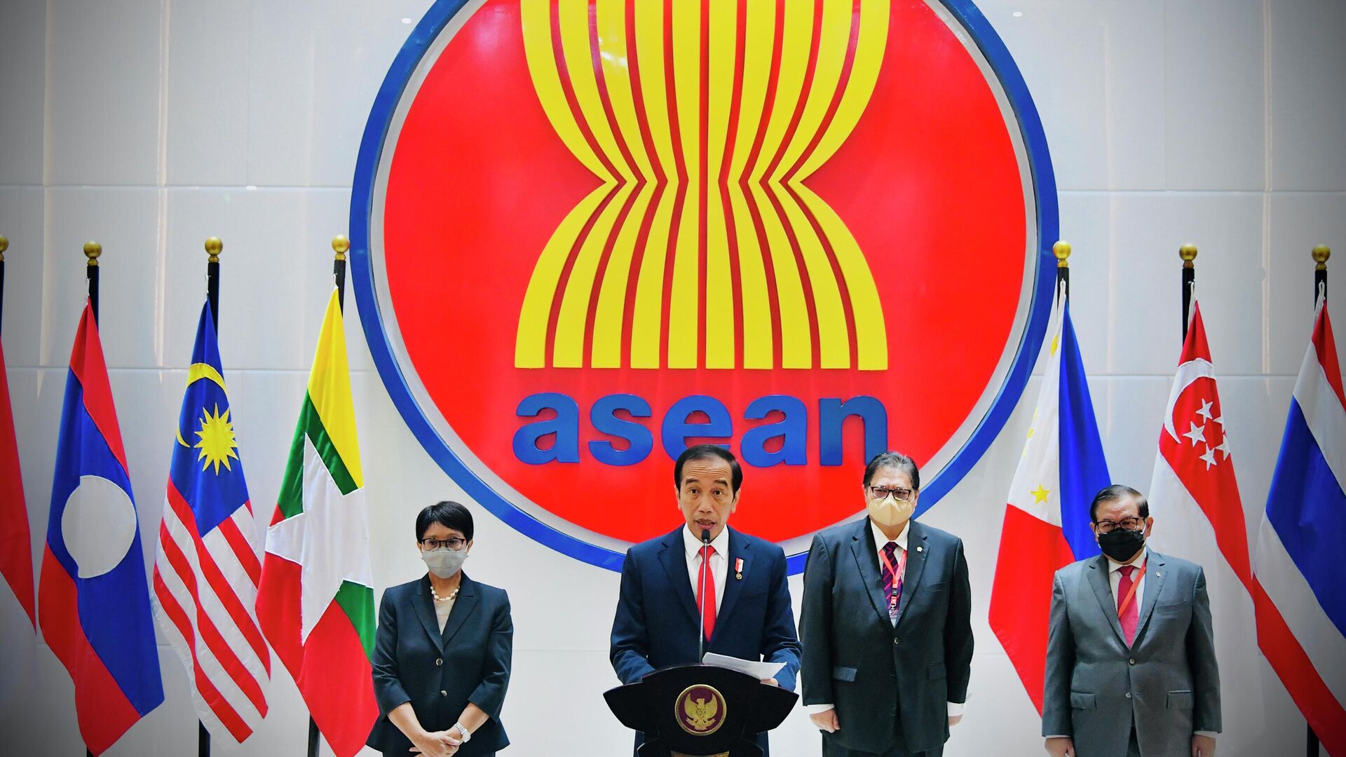 Tổng thống Indonesia Joko Widodo đưa ra một tuyên bố báo chí tại Hội nghị Cấp cao ASEAN tại Jakarta. - Sputnik Việt Nam, 1920, 08.08.2022