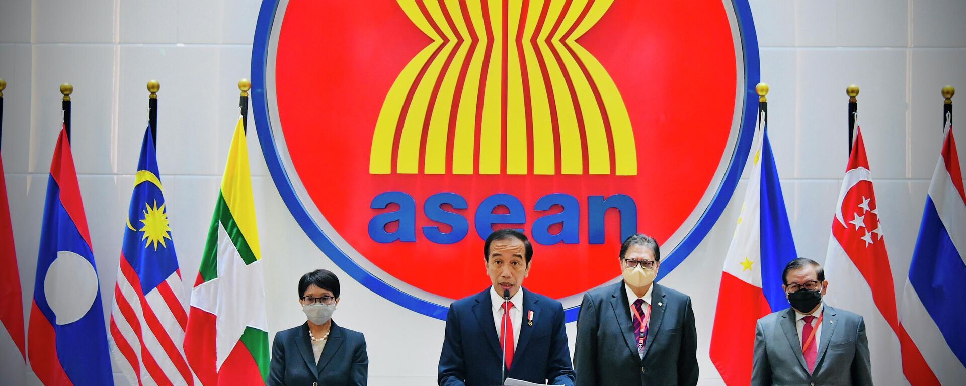 Tổng thống Indonesia Joko Widodo đưa ra một tuyên bố báo chí tại Hội nghị Cấp cao ASEAN tại Jakarta. - Sputnik Việt Nam, 1920, 08.08.2022