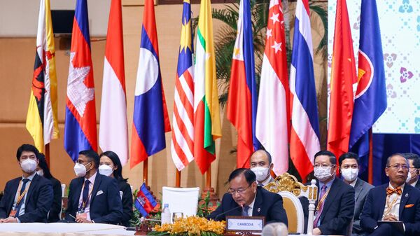 Thủ tướng Vương quốc Campuchia Hun Sen (hàng phía trước) tham dự cuộc gặp các nguyên thủ ngoại giao Nga-ASEAN, Hội nghị Cấp cao Đông Á (EAS) và Diễn đàn An ninh khu vực ASEAN (ARF) tại Campuchia. - Sputnik Việt Nam