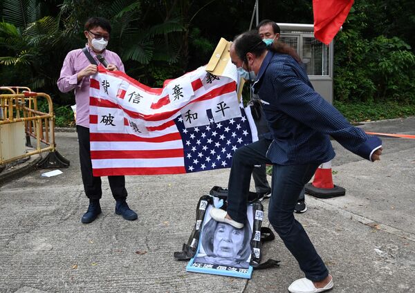 Người ủng hộ Bắc Kinh giày xéo chân dung Chủ tịch Hạ viện Mỹ Nancy Pelosi trong cuộc biểu tình trước Lãnh sự quán Hoa Kỳ ở Hồng Kông. - Sputnik Việt Nam