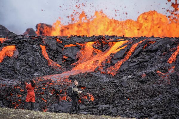 Núi lửa Fagradalsfjall phun trào ở Iceland. - Sputnik Việt Nam