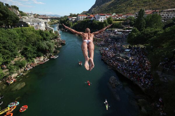 Thợ lặn nhảy từ Cầu Cũ trong cuộc thi lặn thường niên truyền thống lần thứ 456 ở Mostar, Bosnia. - Sputnik Việt Nam