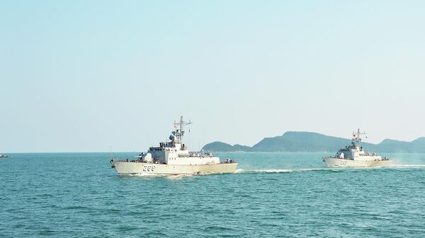 Biên đội tàu của Lữ đoàn 170 huấn luyện trên biển.  - Sputnik Việt Nam
