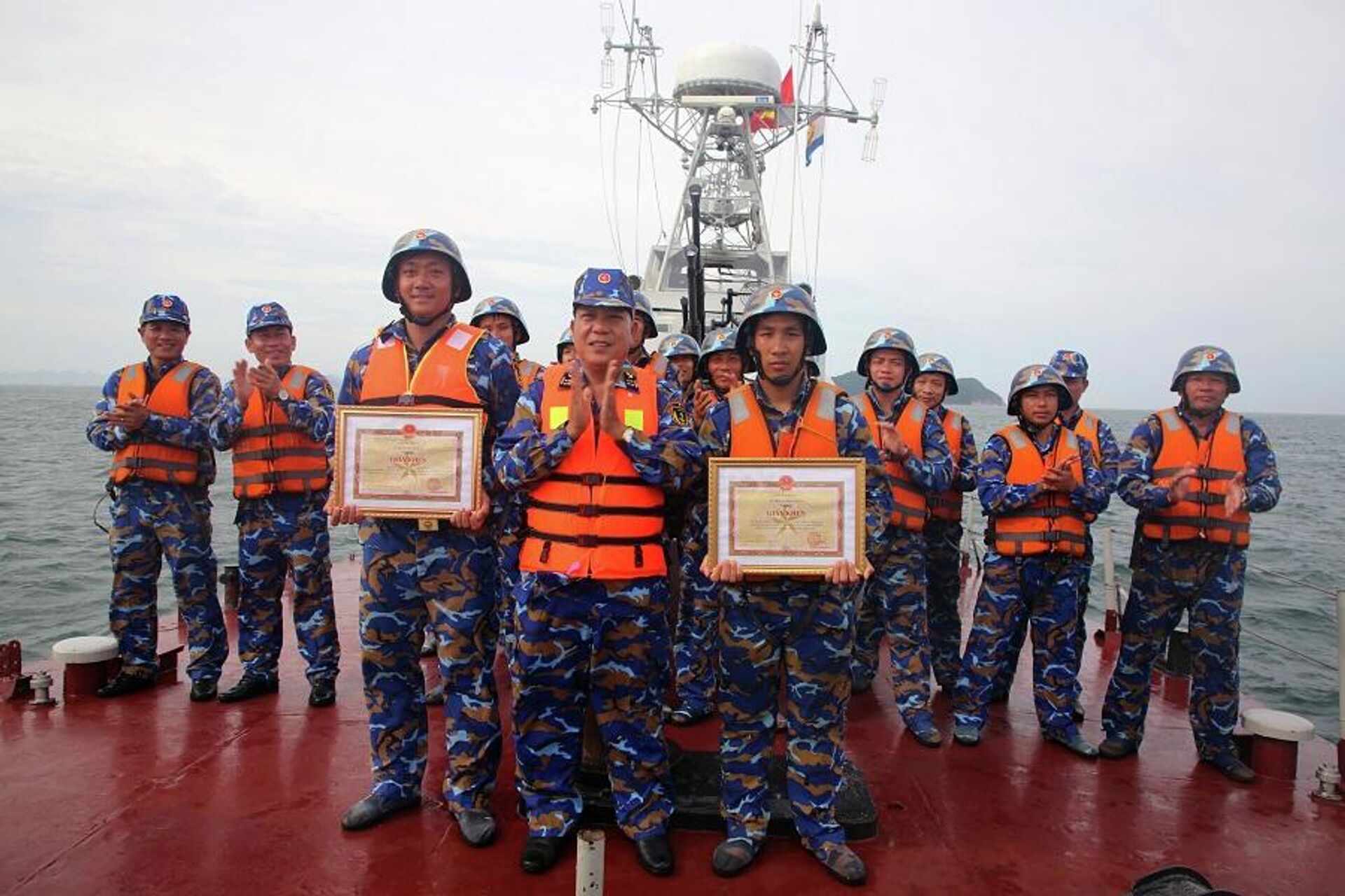 Thủ trưởng Bộ Tư lệnh Vùng 1 tặng thưởng các tập thể có thành tích xuất sắc trong huấn luyện trên biển.  - Sputnik Việt Nam, 1920, 05.08.2022