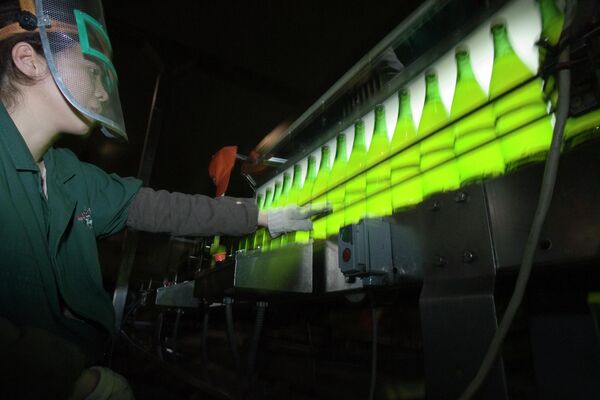 Công nhân kiểm tra các chai bia tại nhà máy bia Cáp Nhĩ Tân, Trung Quốc. - Sputnik Việt Nam