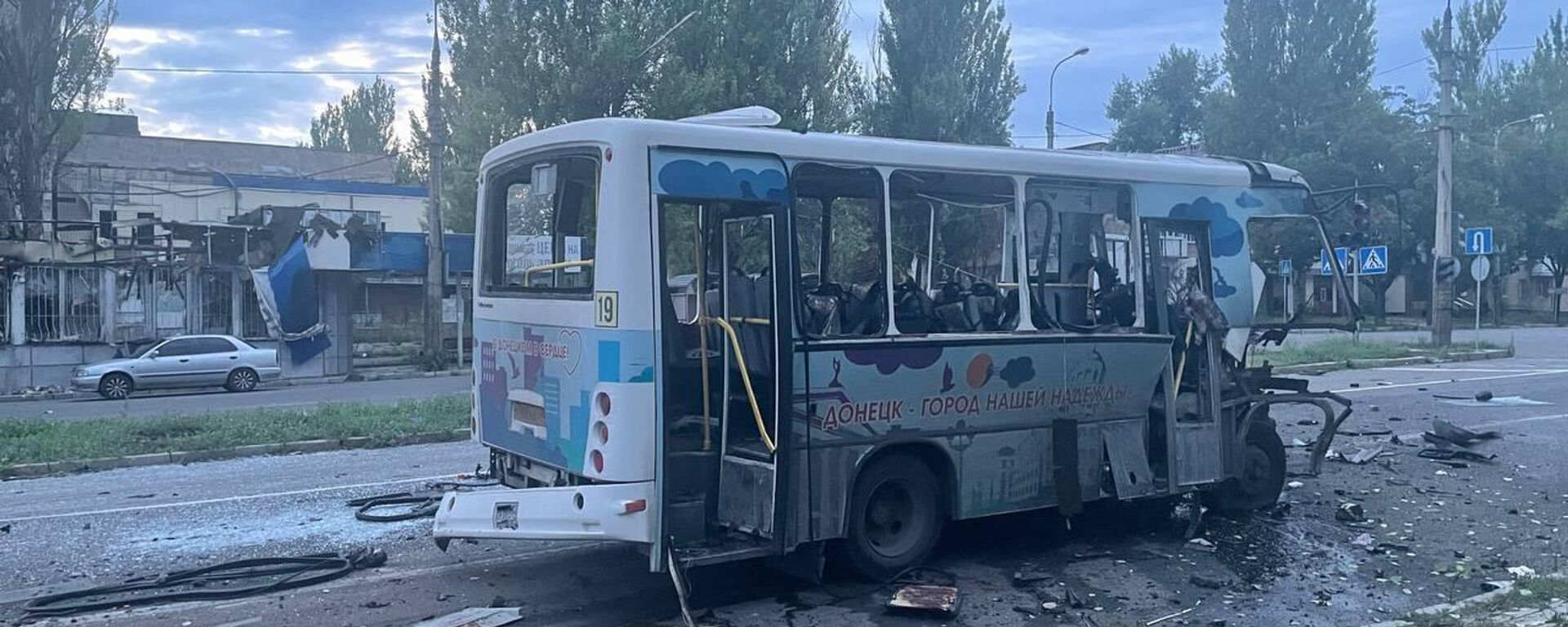Hậu quả của quả đạn pháo bắn vào xe buýt số 19 gần Tochmash, quận Kievsky của Donetsk - Sputnik Việt Nam, 1920, 06.08.2022