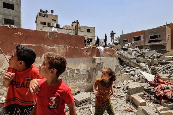 Trẻ em trong cuộc không kích của Israel vào Dải Gaza. - Sputnik Việt Nam