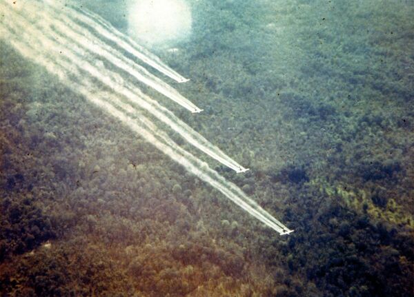 Chiến dịch &quot;Ranch Hand&quot; của Không quân Hoa Kỳ rải chất khai quang chất độc da cam trong Chiến tranh Việt Nam bằng máy bay UC-123B. - Sputnik Việt Nam