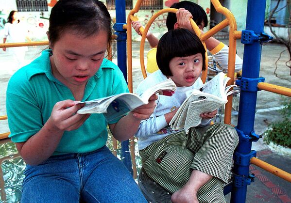 Trẻ em sống ở trung tâm nạn nhân chất độc da cam. - Sputnik Việt Nam