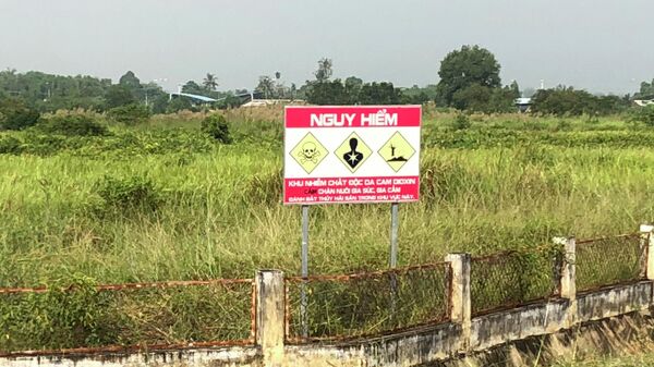Знак с надписью Опасно в районе авиабазы Бьенхоа во Вьетнаме - Sputnik Việt Nam