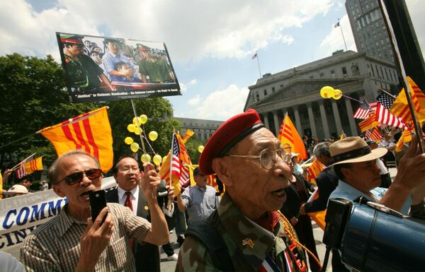 Người biểu tình bên ngoài Tòa phúc thẩm Hoa Kỳ ở New York yêu cầu phản ứng từ các công ty Hoa Kỳ phạm tội ác chiến tranh bằng cách cung cấp chất khai quang hóa học độc hại để sử dụng trong Chiến tranh Việt Nam. - Sputnik Việt Nam