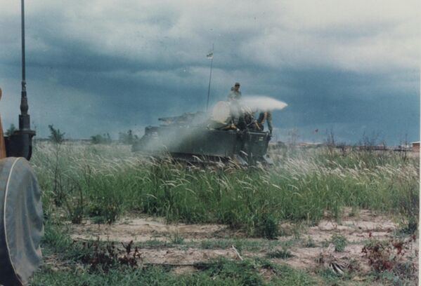 Binh sĩ Mỹ rải chất làm rụng lá chất độc da cam trên ruộng lúa trong Chiến tranh Việt Nam. - Sputnik Việt Nam