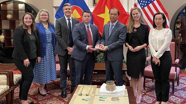 Đại sứ Nguyễn Quốc Dũng tiếp nhận các cổ vật, hiện vật từ đại diện FBI. - Sputnik Việt Nam