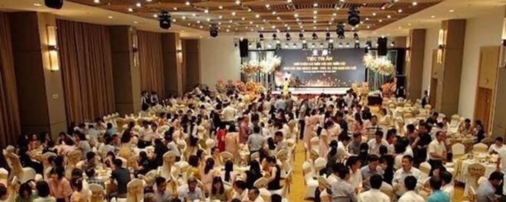 Bữa tiệc chia tay được tổ chức sang trọng với hàng trăm người tham gia. - Sputnik Việt Nam, 1920, 08.08.2022