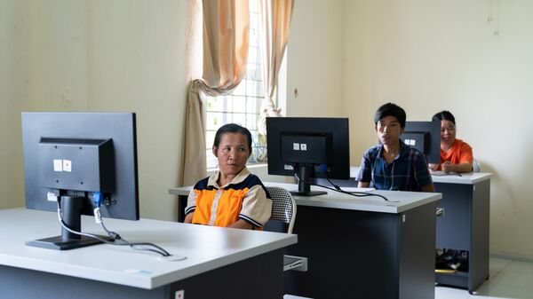Các nạn nhân chất độc da cam tại lớp tin học thuộc Trung tâm Bảo trợ xã hội NNCĐDC/dioxin Việt Nam - Sputnik Việt Nam