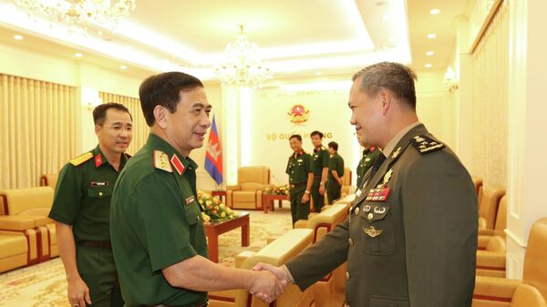 Bộ trưởng Bộ Quốc phòng Phan Văn Giang tiếp Phó Tổng Tư lệnh kiêm Tư lệnh Lục quân Campuchia - Sputnik Việt Nam