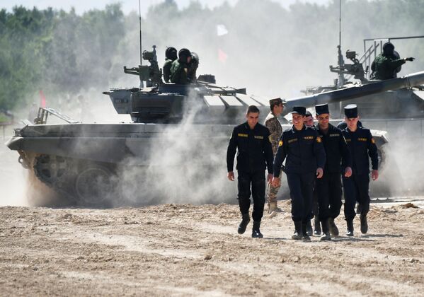 Các quân nhân đội tuyển Armenia sau khi điều chỉnh vũ khí tiêu chuẩn của xe tăng T-72B3 tại  thao trường Alabino ở ngoại ô Moskva. - Sputnik Việt Nam