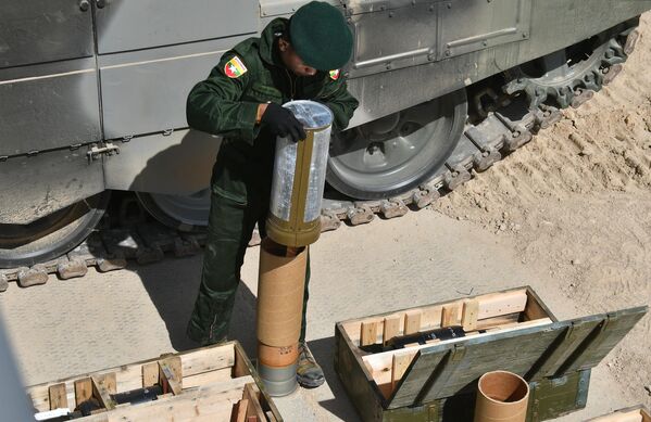 Các quân nhân đội tuyển Myanmar trước khi điều chỉnh vũ khí tiêu chuẩn của xe tăng T-72B3 tại thao trường Alabino ở ngoại ô Moskva. - Sputnik Việt Nam
