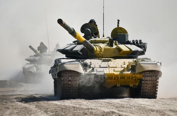 Xe tăng T-72B3 trước khi điều chỉnh vũ khí tiêu chuẩn tại thao trường Alabino ở ngoại ô Moskva. - Sputnik Việt Nam