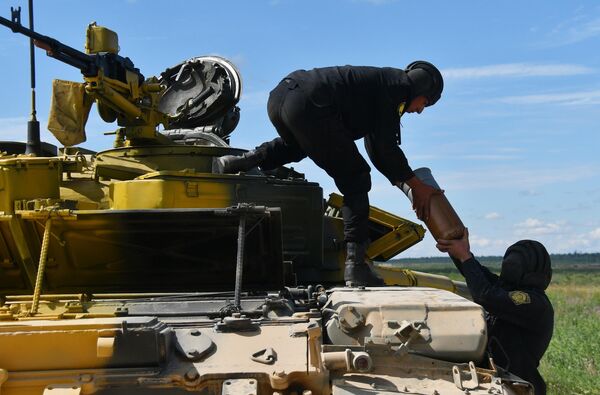 Các binh sĩ đội tuyển Armenia trong buổi điều chỉnh vũ khí tiêu chuẩn của xe tăng T-72B3 tại thao trường Alabino ở ngoại ô Moskva. - Sputnik Việt Nam