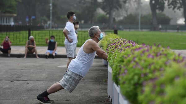 Người đàn ông tập thể dục trong công viên công cộng ở Hà Nội - Sputnik Việt Nam